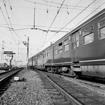 150928 Afbeelding van een trein bestaande uit rijtuigen plan E op het emplacement bij het N.S.-station Utrecht C.S. te ...